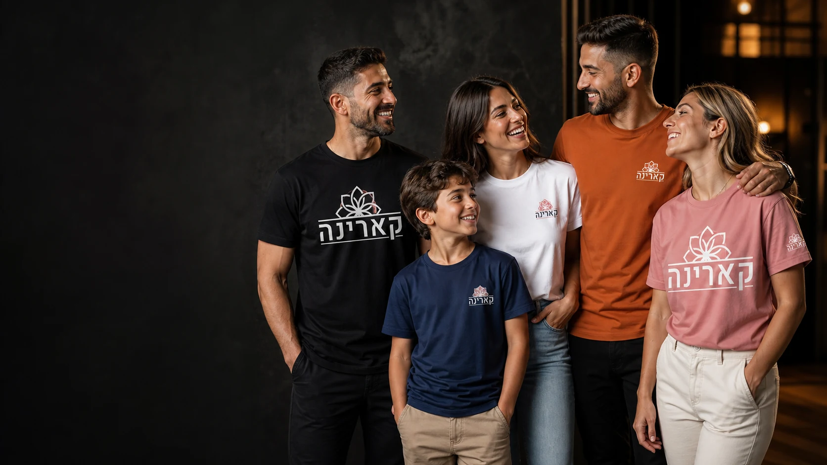 גברים, נשים וילד נהנים מחולצות ממותגות של קארינה
